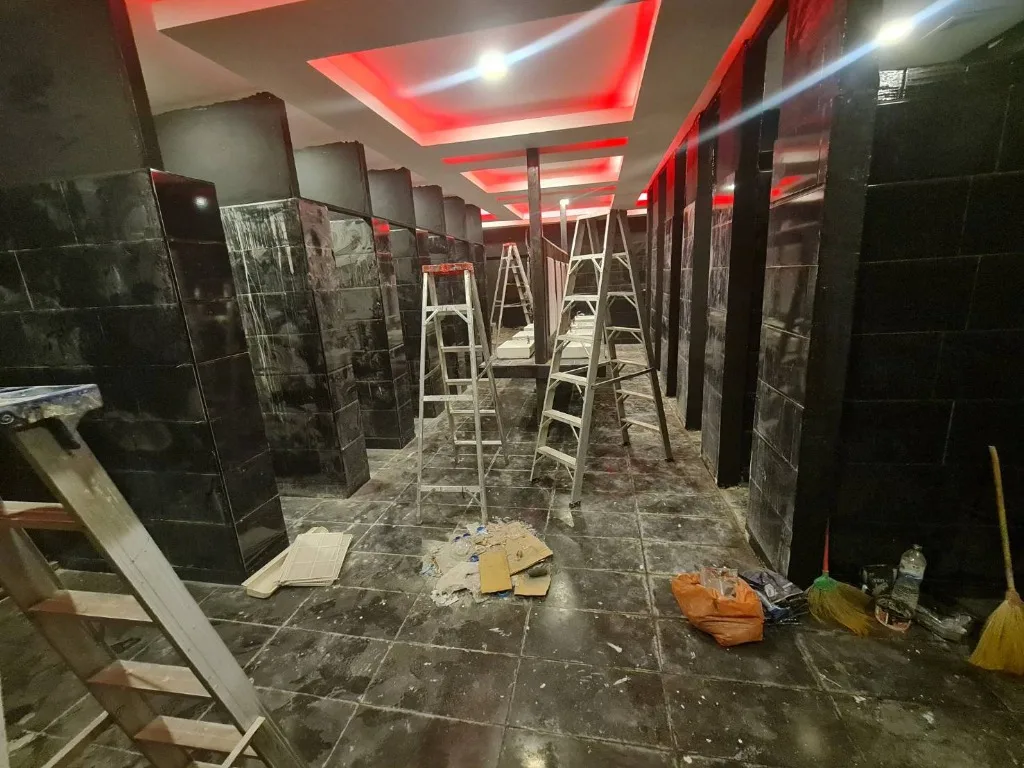 งานปูกระเบื้องและตกแต่งระบบไฟห้องน้ำหรูระดับพรีเมียม