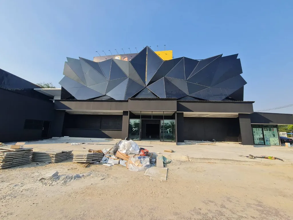 ผลงานอาคารสถานบันเทิงเปลือกอาคารเหล็กทรงเหลี่ยมสีดำที่เสร็จสมบูรณ์