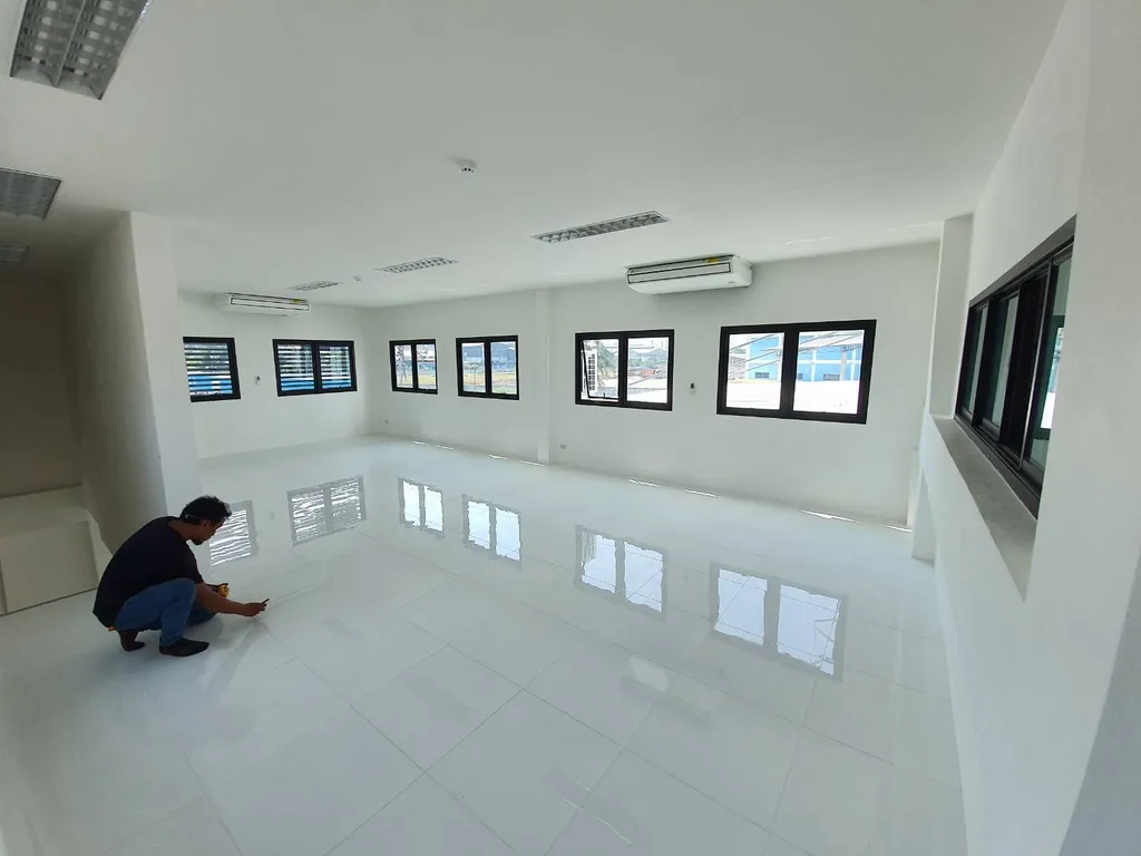 งานตกแต่งภายในสำนักงานปูกระเบื้องมันวาวและติดตั้งฝ้าเพดานพร้อมแอร์