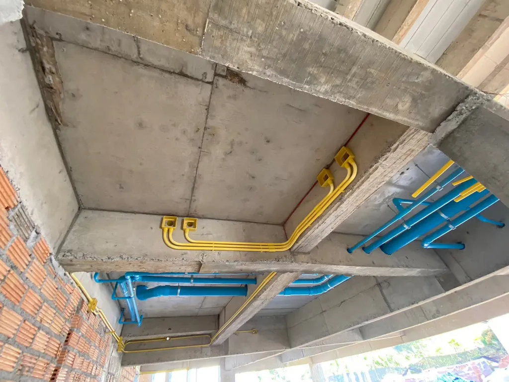 งานเดินระบบท่อน้ำประปาและท่อร้อยสายไฟใต้พื้นคอนกรีตภายในอาคาร